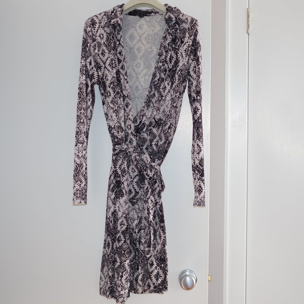 Romeo & Juliet Couture BLACK/WHITE COMBO snake  Pattern Wrap Dress, US M